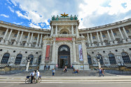 Eingangsportal zur Neuen Burg in der Wiener Hofburg, in der sich zahlreiche Museen und die österreichische Nationalbibliothek befinden - © FRASHO / franks-travelbox