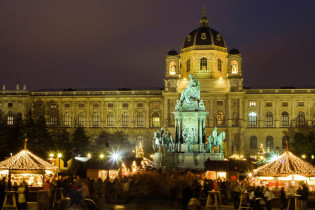 Gospelchöre und Turmbläser sorgen am Weihnachtsmarkt am Maria-Theresien-Platz  oft für feierliche Untermalung, Wien, Österreich