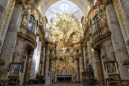 Im Chorraum der Wiener Karlskirche dominiert kunstvoller Schmuck aus Fresken und Marmor, Österreich - © AndresGarciaMartin/Shutterstock