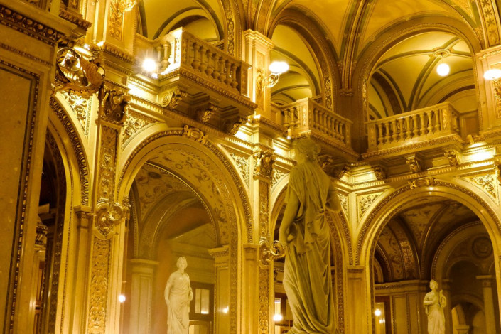 Im Zuge von Führungen, die in sieben Sprachen abgehalten werden, kann das prachtvolle Interieur der Wiener Staatsoper besichtigt werden, Österreich