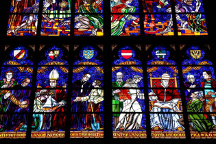 In den 1960er-Jahren wurden die Glasfenster der Votivkirche in Wien wiederhergestellt und zum Großteil völlig neu gestaltet, Österreich