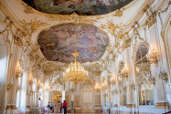 In den prunkvollen Räumlichkeiten des Schlosses Schönbrunn in Wien werden Glanz und Gloria des Kaiserreichs nachvollziehbar, Österreich - © Mira Arnaudova / Shutterstock