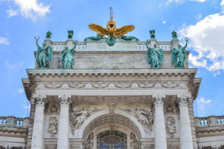 In der Wiener Hofburg thront der Doppeladler mit Kaiserkrone auf dem Sims der Neuen Burg, Österreich