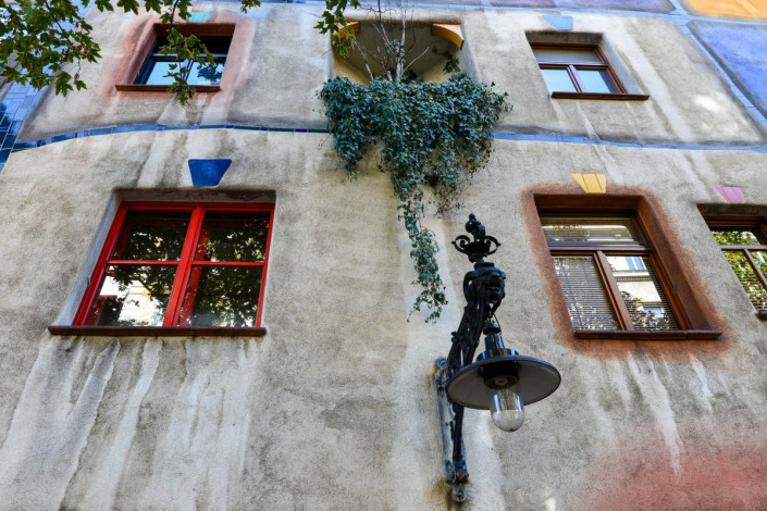 Jjeder Bewohner des Hundertwasser-Hauses darf die Außenwand seiner Fenster selbst mit den lebendigsten Farben und Formen schmücken, Wien, Österreich