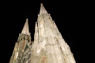 Mit ihren 99 Meter hohen Türmen ist die Votivkirche an der Ringstraße die zweithöchste Kirche von Wien, Österreich