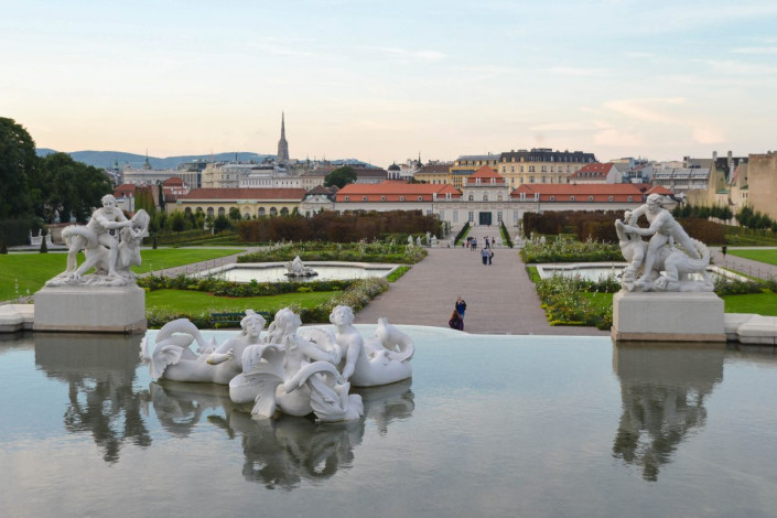 Oberes und Unteres Belvedere sind seit ihrer Erbauung durch einen traumhaften Barockgarten miteinander verbunden, Wien, Österreich