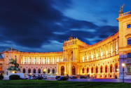 Prachtvolle Festbeleuchtung der Neuen Burg, Teil der Wiener Hofburg am Heldenplatz, Österreich - © TTstudio / Shutterstock