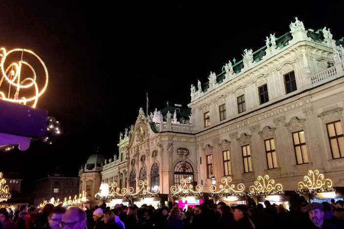 Vor der herrlichen Kulisse des Schlosses Belvedere in Wien lässt es sich im Weihnachtsdorf besonders stilvoll Geschenke einkaufen, Österreich