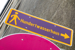Wegweiser zum Hundertwasser Haus in Wien Erdberg, Österreich