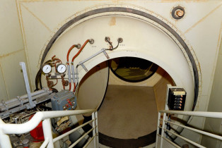 Der Zugang zum Steuerstabsantriebsraum im AKW Zwentendorf gleicht dem einer Bunkeranlage, Österreich