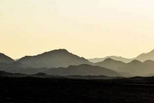 Abendstimmung über den einsamen Hügeln der Insel Masirah, Oman