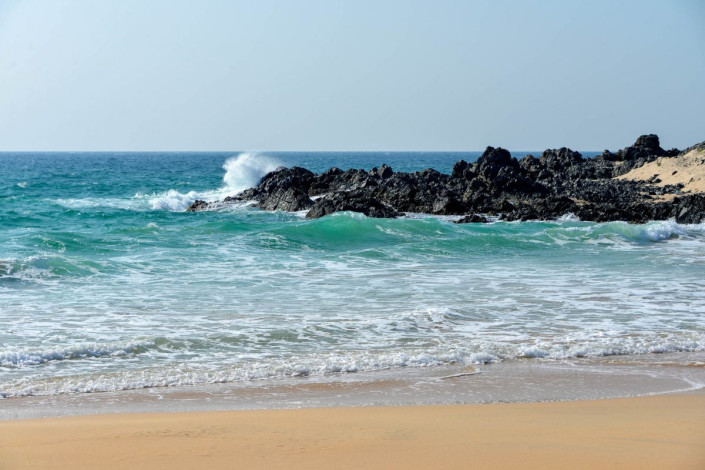 An der Ostküste, zum offenen Meer hin, gestaltet sich die Küste der Insel Masirah sehr abwechslungsreich, Oman