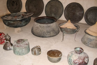 Antike Küchenutensilien im Schloss Jabrin, Oman