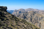 Auf 2.000 Metern Höhe gelegen kommt man sich am Saiq Plateau vor wie auf dem Dach der Welt, Oman - © FRASHO / franks-travelbox