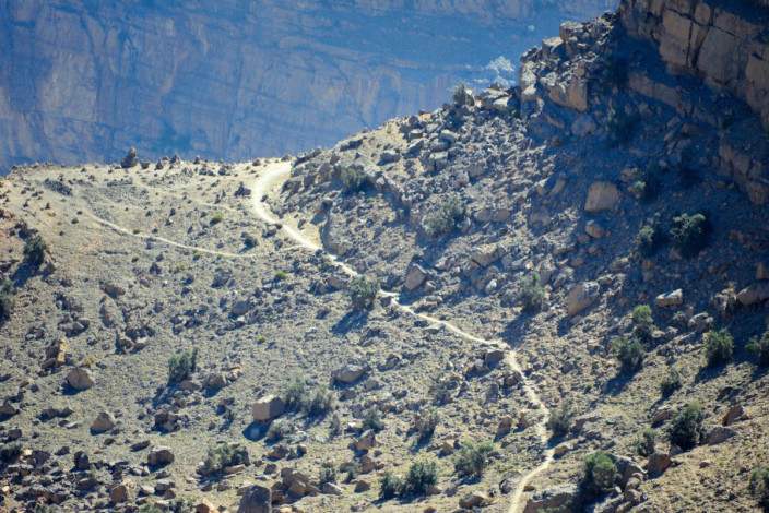 Auf der Wanderung durch das Wadi Nakhar, den Grand Canyon des Oman, gibt es kaum Schatten und absolut keine Infrastruktur