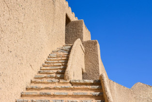 Aufgang zu einem der 15 Tore, die Besucher in die imposante Festung von Bahla führen, Oman