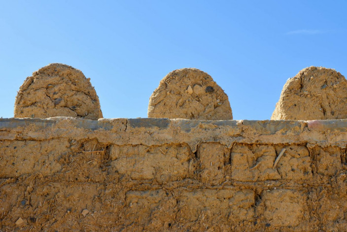 Bei genauerem Hinsehen wird das Baumaterial der Festung Hisn Tamah in Bahla, Oman, in aller Deutlichkeit sichtbar