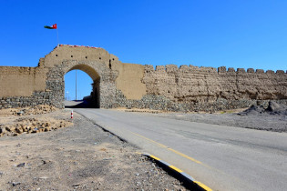 Damals wie heute führt die Straße nach Bahla im Oman durch seine berühmte Stadtmauer, die längste des Landes