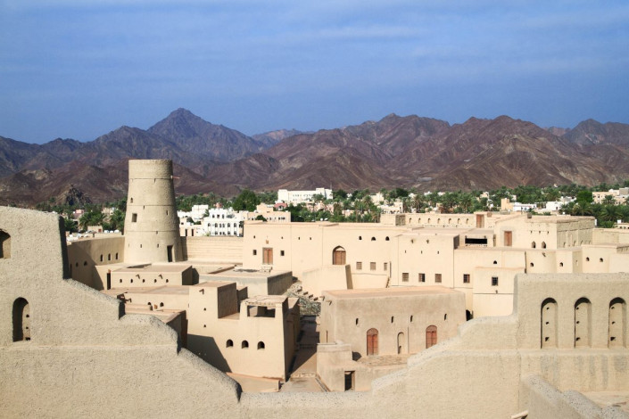 Die Festung Hisn Tamah in Bahla vor der spektakulären Kulisse des Gebirgszuges Jebel Akhdar im Oman