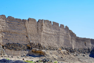 So gut wie alle Gebäude von Bahla ist auch die historische Stadtmauer aus Tonerde gebaut, Oman