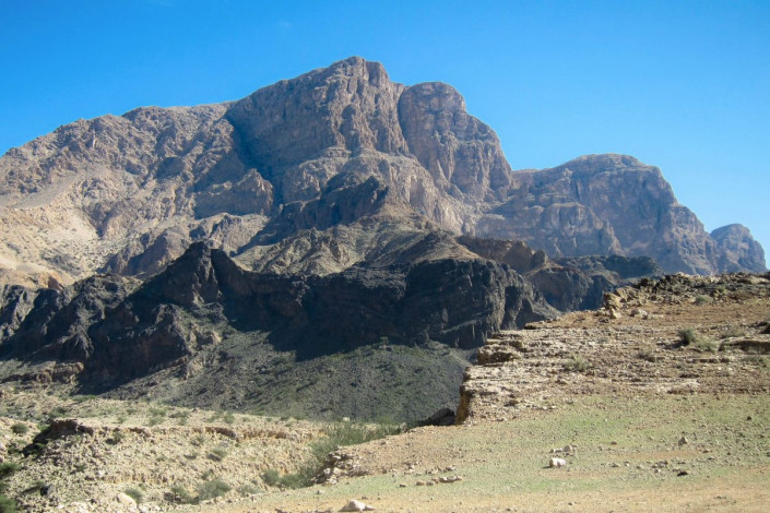 Blick in die attraktive Landschaft der östlichen Hajar-Berge beim Wadi Dhayqah und Wadi Suwayh, Oman