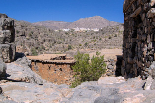 Blick vom verlassenen Bergdorf Wadi bani Habib zur neuen Siedlung, Oman
