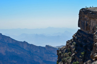 Das Hochplateau in 2.000 Metern Höhe garantiert unvergessliche Ausblicke in das Wadi Nakhar, den Grand Canyon von Oman