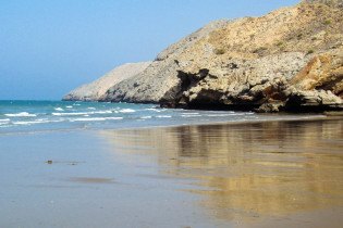 Der Strand beim abgelegenen Küstenstädtchen Yiti-Beach im Norden des Oman eignet sich hervorragend zum Baden