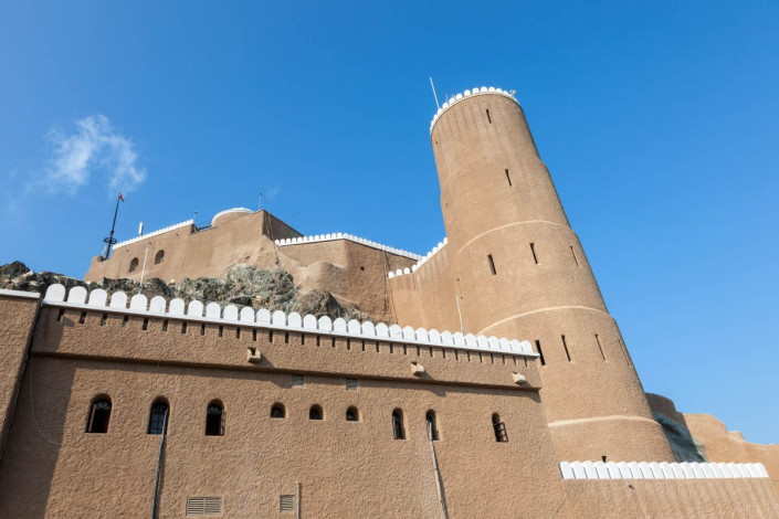 Die einst turmförmige Festung Mirani wurde im 16. Jahrhundert errichtet und thront heute im Westen der Bucht von Muscat, Oman