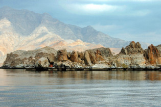 Die Halbinsel Musandam mit ihren atemberaubenden, fjordähnlichen Buchten wird auch "Norwegen Arabiens" genannt, Oman