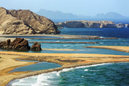 Die malerische Bucht von Yiti-Beach reicht weit ins Landesinnere und besteht zu einem Großteil aus feinem, hellem Sand, Oman - © Ivan Pavlov / Shutterstock