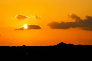 Farbenfroher Sonnenuntergang auf der Insel Masirah, Oman