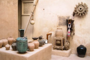 Hausrat im Innenhof des Schlosses Jabrin, Oman - © FRASHO / franks-travelbox