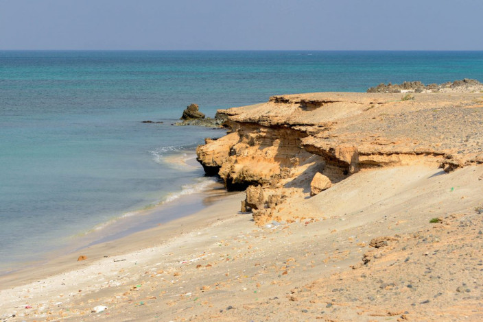 Im Südwesten der Insel Masirah zeigt sich das Arabische Meer auch mal von seiner ruhigen Seite, Oman