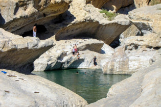 Im Wadi bani Khalid gibt es mehrere natürliche Felsen-Pools und diese aden zum Baden ein, Oman