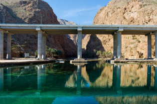 In der idyllischen Umgebung des paradiesischen Wadi Tiwi ist die moderne Autobahnbrücke ein regelrechter Schock, Oman