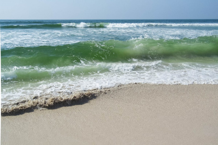 Kein Strand an der 300km langen Küste der Jiddat al Harasis gleicht dem anderen, auf feinen weißen Sand folgt schroffer schwarzer Fels, auf steile Küsten türkisblaue Lagunen, Oman