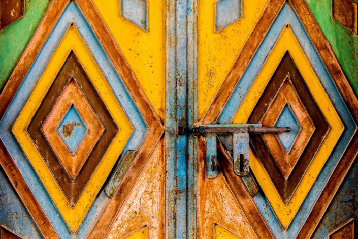 Kunstvoll verziertes metallenes Tor in der Altstadt von Nizwa, Oman
