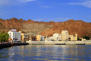 Alt-Muscat, die Hauptstadt des Oman, liegt in einer von Felswänden eingeschlossenen Bucht und hat etwa 30.000 Einwohner