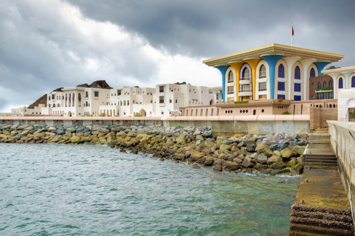 Blick auf die Hafenstraße von Muscat und die Rückseite des Al Alam Palastes des Sultans, Oman