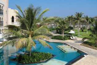 Blick über die Gartenanlage zum Strand, Al Bustan Palace Hotel, Oman