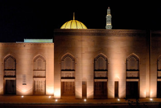 Der Bau der Sultan Qaboos Moschee begann 1995 im damals noch fast unbewohnten Stadtteil Bowshar von Muscat, Oman