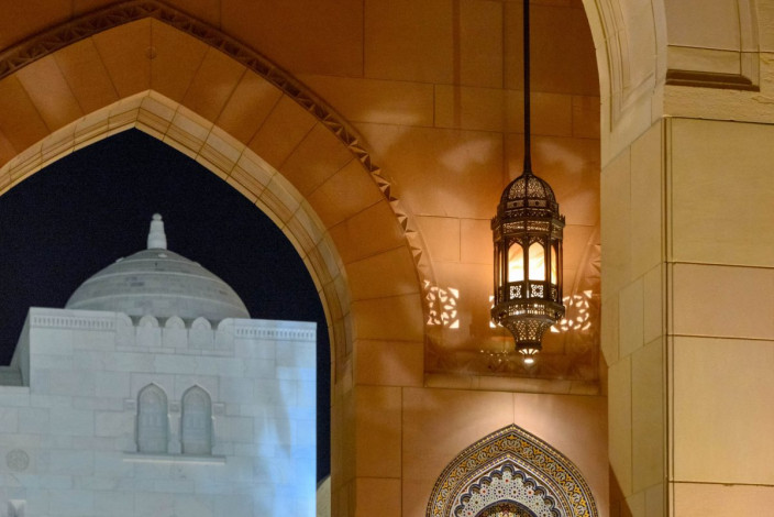 Die Eröffnung der Großen Moschee von Muscat, Oman, erfolgte 6 Jahre nach Grundsteinlegung am 4. Mai 2001