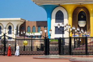 Die fein gearbeiteten Mosaike an der Fassade Al Alam Palastes in Muscat, Oman, können auch von außen in Augenschein genommen und fotografiert werden