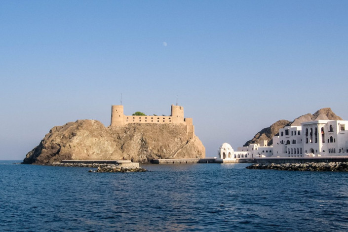 Die Festung Jalali thront am östlichen Ende von Muscat auf einem prominenten Felsvorsprung und zählt zu den schönsten Festungsanlagen im Oman