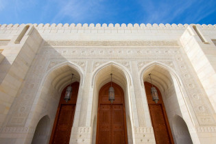 Die kunstvollen Fassaden-Verzierungen der Großen Moschee in Muscat, Oman, werden erste bei genauem Hinsehen sichtbar
