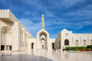 Die Sultan Qaboos Grand Mosque in Muscat, Oman, darf als eine der wenigen Moscheen weltweit auch von Nicht-Muslimen betreten werden