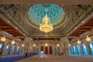 Die Wartung und Reinigung des 15m hohen und 8m breiten Lusters in der Gebetshalle der Sultan Qaboos Moschee in Muscat, Oman, erfolgt mit Hilfe von Robotern und Kränen - © FRASHO / franks-travelbox