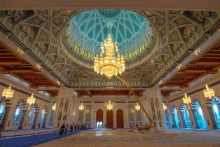 Die Wartung und Reinigung des 15m hohen und 8m breiten Lusters in der Gebetshalle der Sultan Qaboos Moschee in Muscat, Oman, erfolgt mit Hilfe von Robotern und Kränen