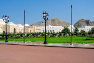 Heute besteht die Anlage des Sultanspalastes noch aus zahlreichen weiteren Wohn- und Verwaltungsgebäuden im Regierungsviertel von Muscat, Oman - © FRASHO / franks-travelbox